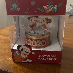 New Disney Minnie and Mickey 2020 snow globe Christmas